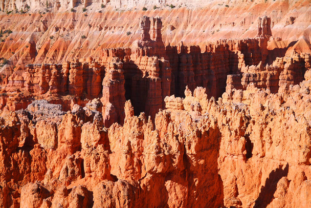 La belleza de los tonos de colores rojo y naranja capturados desde el atardecer en el Parque Nacional Bryce Canyon en Utah - Foto, imagen