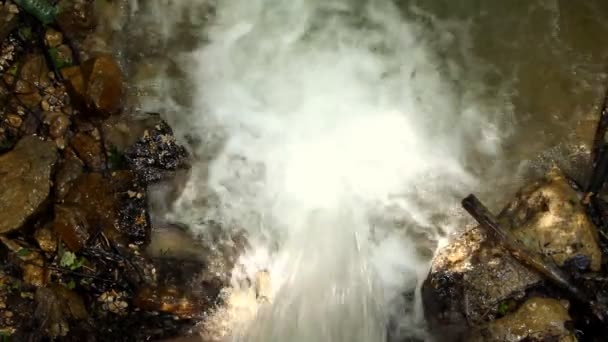το ποτάμι βουνό ανάμεσα στα βράχια - Πλάνα, βίντεο