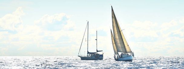 Velho veleiro de dois mastros vintage caro (yawl) close-up, navegando em mar aberto. Costa do Maine, EUA. Esporte, cruzeiro, turismo, recreação, atividade de lazer, transporte, embarcação náutica - Foto, Imagem