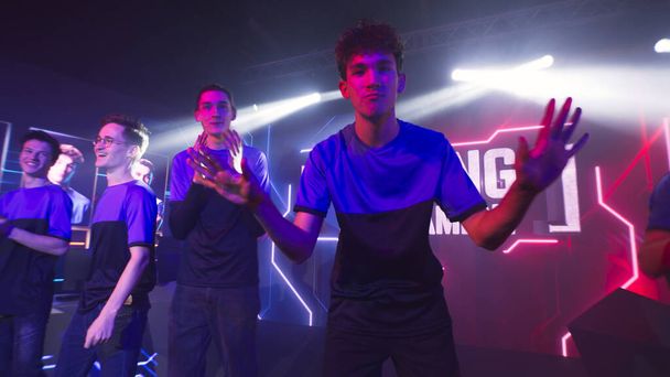 Cyber-Sportler klatschen bei Gaming-Turnier in die Hände - Foto, Bild