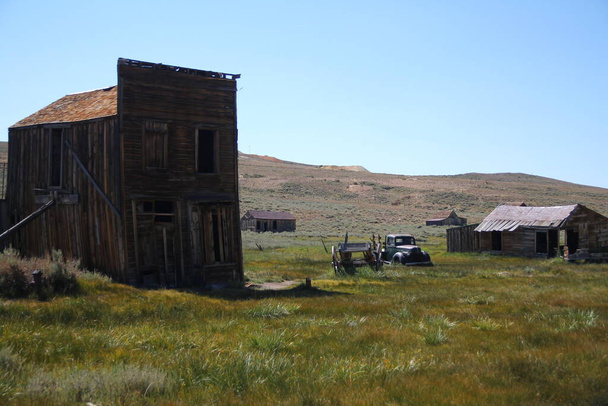 O saloon abandonado da cidade fantasma Bodie no deserto - Foto, Imagem