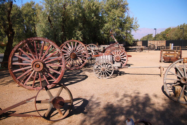De houten wielen van de traditionele koetsen in de woestijn in Californië - Foto, afbeelding