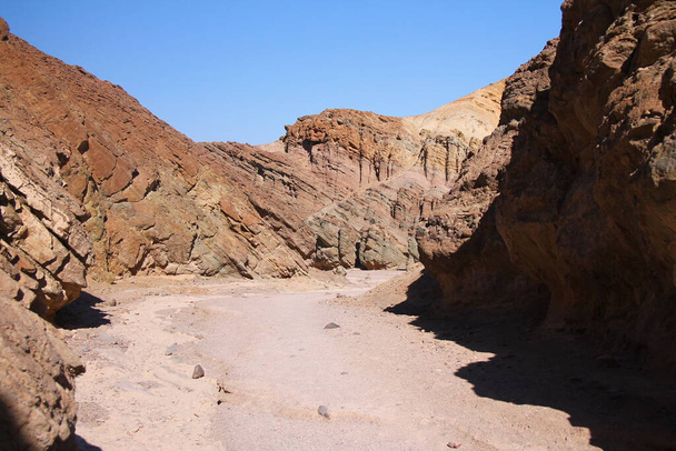 カリフォルニア州のデスバレーの熱い石を持つ渓谷の砂 - 写真・画像