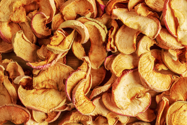 Hintergrund der getrockneten Apfelscheiben. Chips aus getrockneten Früchten. Gesunde Ernährung. Ansicht von oben. - Foto, Bild
