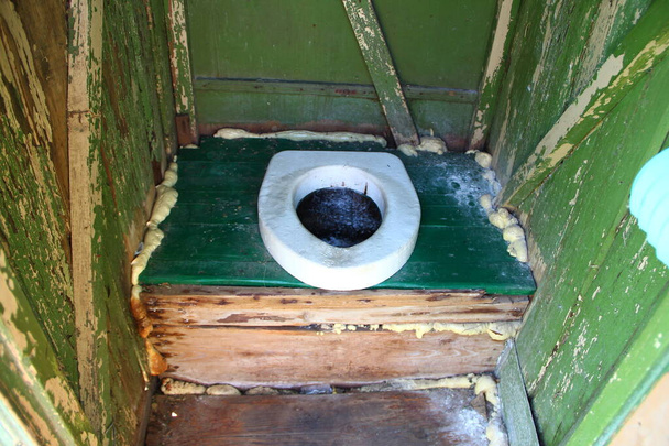 古い汚れた田舎のトイレ、田舎のトイレの穴 - 写真・画像
