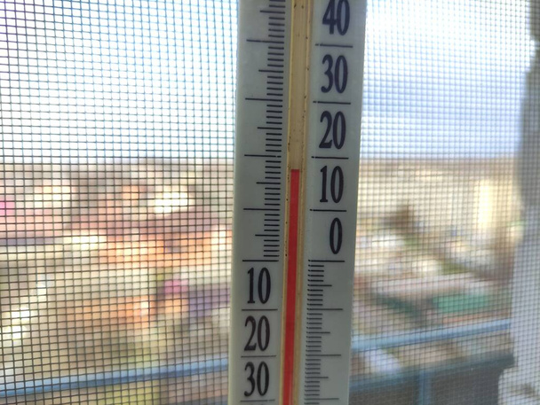 Termometr na oknie pokazuje temperaturę plus 18 stopni Celsjusza - Zdjęcie, obraz