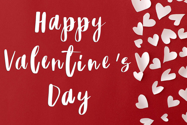 Gelukkige Valentijnsdag wenskaart. Gelukkige Valentijnsdag tekst op stijlvolle schattige harten rand op rode achtergrond, plat lay. Wees mijn Valentijn - Foto, afbeelding