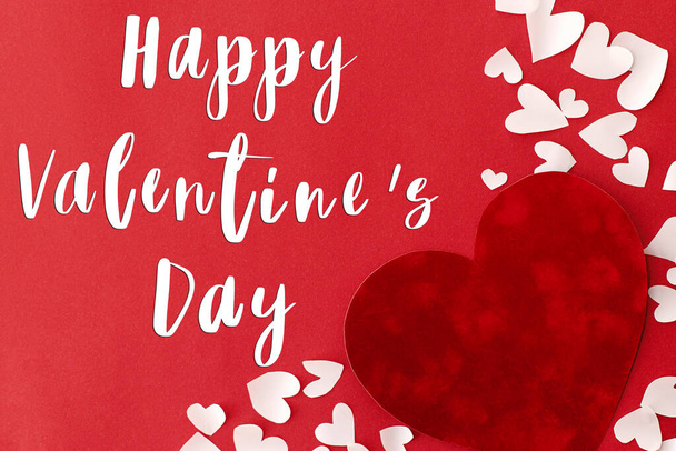 Feliz tarjeta de felicitación del día de San Valentín. Feliz día de San Valentín texto sobre corazones elegantes sobre fondo rojo, plano laico. Sé mi Valentine - Foto, Imagen