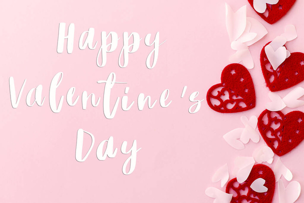 Boldog Valentin-napot szöveg stílusos piros szív rózsaszín háttér, lapos laikus. Boldog Valentin napi üdvözlőlapot. Légy az én Valentinom. Szerelmi fogalom - Fotó, kép