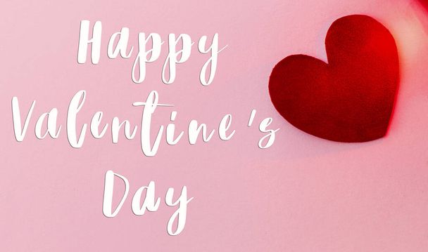 Glückwunschkarte zum Valentinstag. Happy Valentine 's Day Text auf Samtherz in rotem Licht auf rosa Hintergrund, flache Lage. Sei mein Valentinstag. Liebeskonzept - Foto, Bild