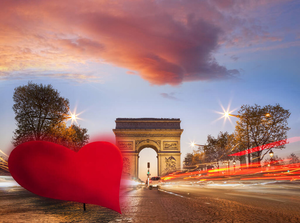 Arc de Triumph tegen rood hart op Champs-Elysees straat, Gelukkige Valentijnsdag, Parijs verliefd, Frankrijk - Foto, afbeelding