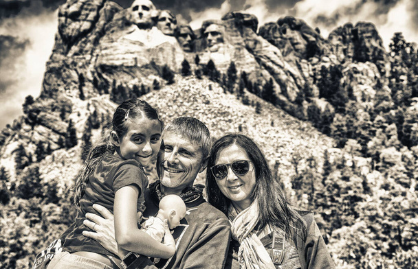 Gelukkige familie op bezoek Mt Rushmore toeristische attractie - Foto, afbeelding