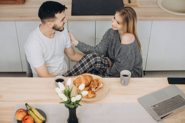junges Paar frühstückt in Küche - Foto, Bild