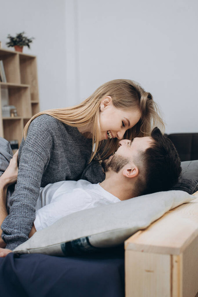 Giovane coppia felice innamorata divertirsi insieme in camera da letto a casa - Foto, immagini