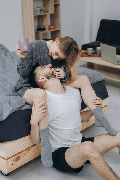 Giovane coppia felice innamorata divertirsi insieme in camera da letto a casa - Foto, immagini