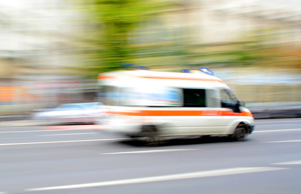 Ambulanza in movimento alla guida lungo la strada
 - Foto, immagini