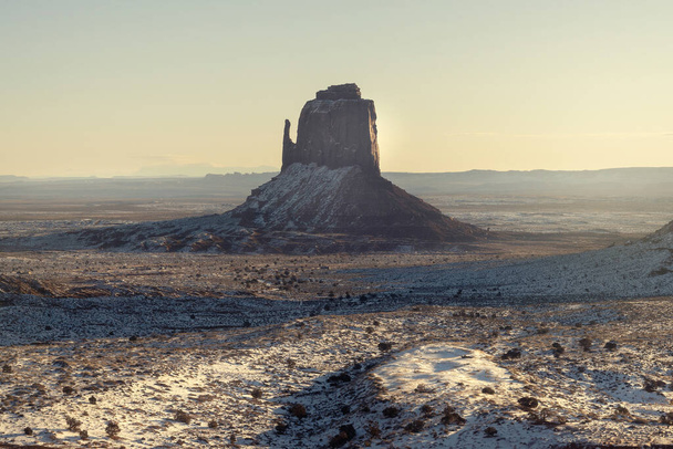 Monument valley in the state of Utah, États-Unis. Réserve indienne Navajo. Le Far West. Concept de voyage et vacances. Désert rougeâtre - Photo, image