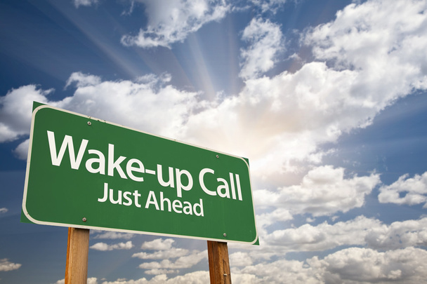 Wake-up κλήση Πράσινη πινακίδα και σύννεφα - Φωτογραφία, εικόνα