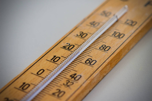 Vintage houten kamer thermometer close-up - Foto, afbeelding