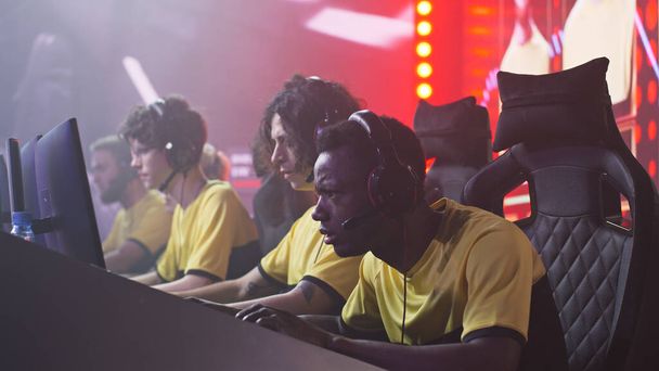 Gericht mannelijke gamer die deelnemen aan gaming toernooi - Foto, afbeelding