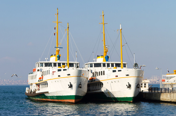 Barcos de ferry
 - Foto, Imagen
