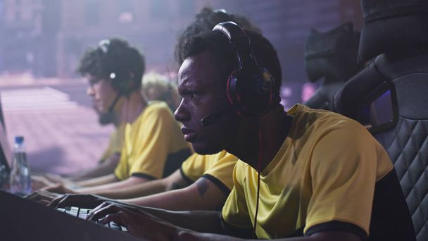 Focused male gamer taking part in gaming tournament - Foto, Bild