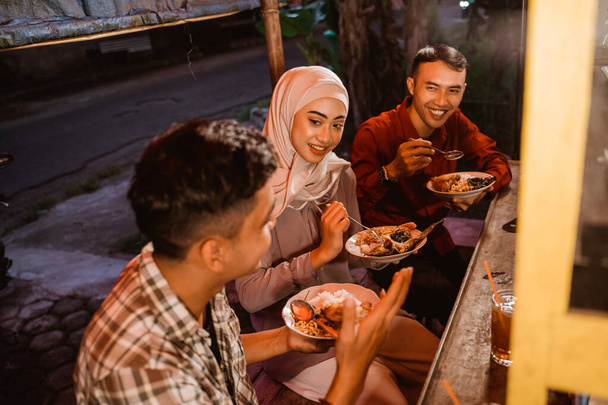 muslim best friend break fasting together during ramadan - Valokuva, kuva