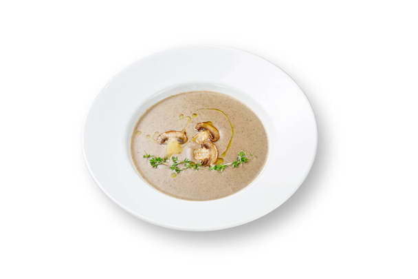 Paddenstoel puree soep met champignons in een bord op een witte geïsoleerde achtergrond - Foto, afbeelding