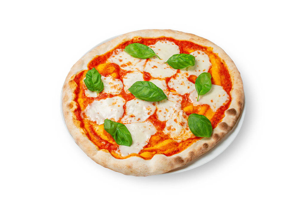 Margarita-Pizza mit Basilikum, Tomaten im eigenen Saft, Mozzarella-Käse, Olivenöl auf einem Teller vor weißem Hintergrund.  - Foto, Bild
