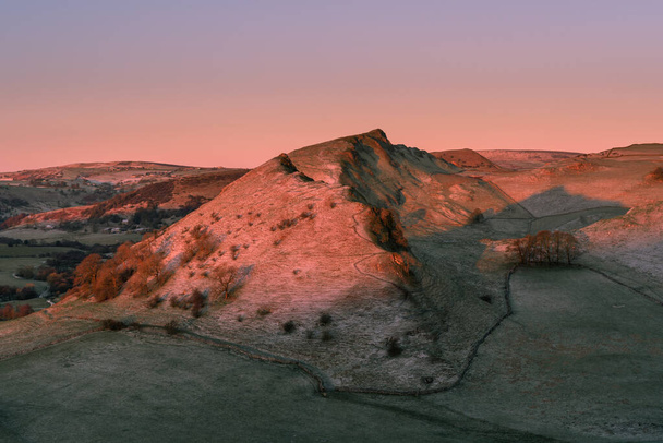 Auringonnousu Parkhouse Hillillä ja Chrome Hillillä Hitter Hillistä Peak District National Parkissa. - Valokuva, kuva