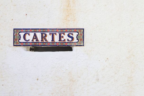 Lähikuva postilaatikon sisäänkäynnin seinään asuinpaikka, jossa on sana "Letters" kirjoitettu katalaani (cartes) kopio tilaa koristeltu valkoinen seinä - Valokuva, kuva