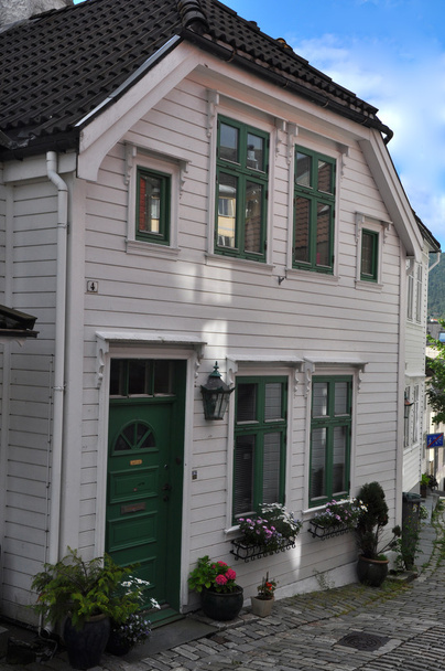 ベルゲン、ノルウェーの古い部分で白の木造住宅 - 写真・画像