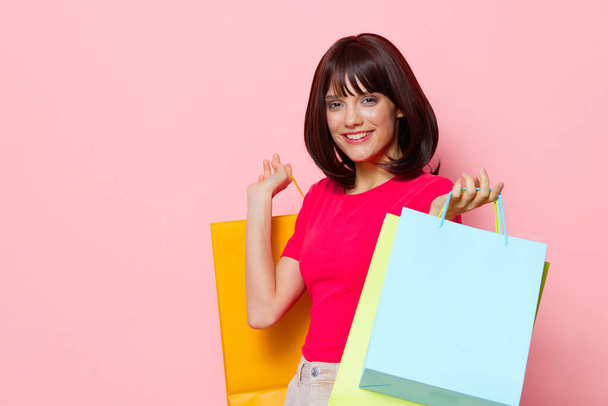 portré nő mosoly színes csomagok boldogság kivágott nézet - Fotó, kép