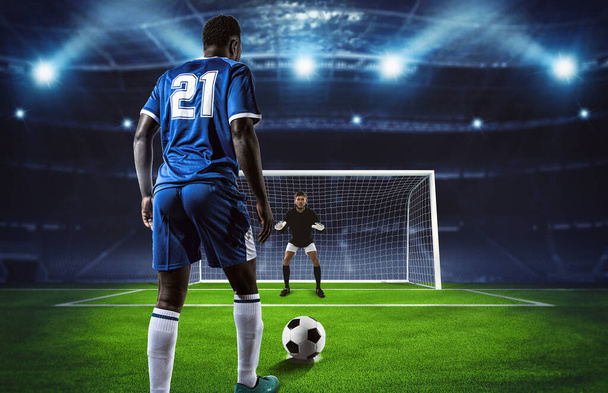 Ποδόσφαιρο σκηνή το βράδυ αγώνα με παίκτη σε μπλε στολή κλοτσιές το πέναλτι - Φωτογραφία, εικόνα