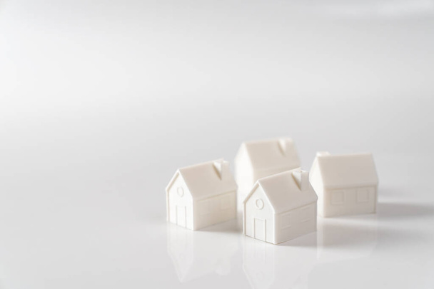 Miniatur 3D gedrucktes Modellhaus auf weißem Hintergrund - Foto, Bild