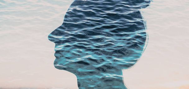 マインドフルネスと精神衛生の概念女性の頭と穏やかな波の二重暴露 - 写真・画像