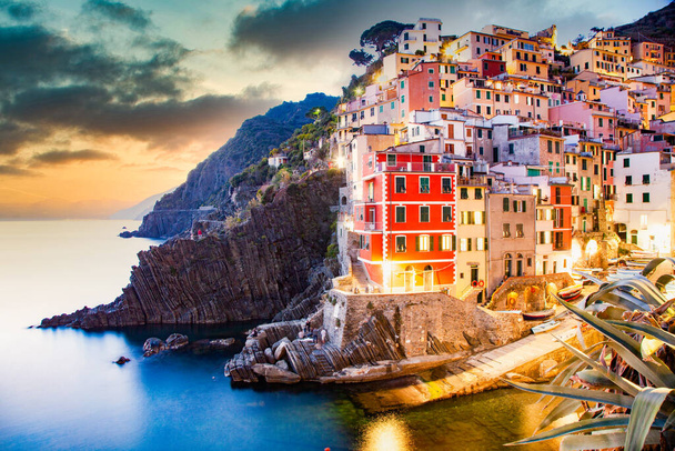 pittoresque ville de Riomaggiore dans le parc national des Cinque Terre, région Ligurie, Italie
 - Photo, image