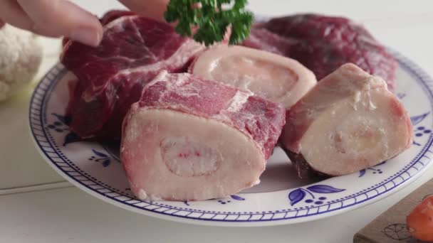 Friss petrezselyemág felhelyezése a csontvelőre - hozzávaló a marhahúsleves vagy -leves elkészítéséhez - Felvétel, videó