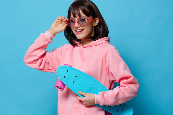 πορτρέτο γυναίκα μπλε skateboard θέτοντας διασκέδαση απομονωμένη φόντο - Φωτογραφία, εικόνα