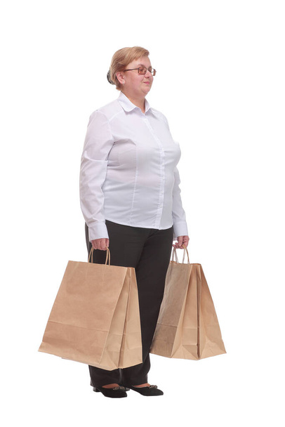 Immagine di una donna sorridente che guarda la macchina fotografica e sta in piedi con le sue borse della spesa - Foto, immagini