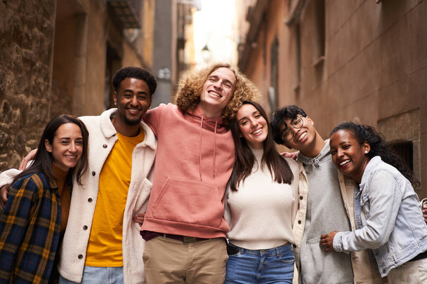 カメラを見て幸せな若い学生のグループの肖像画笑顔。コミュニティと友情の概念 - 写真・画像