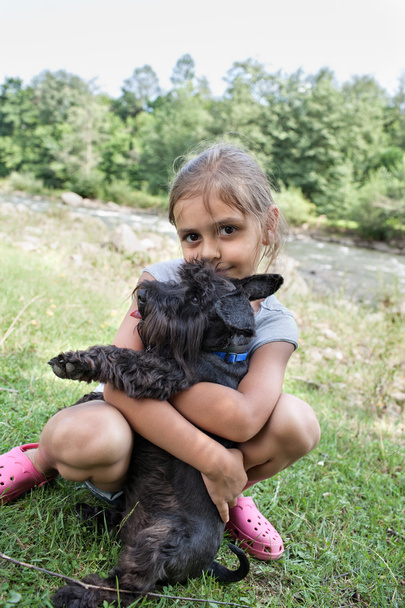 Little girl and her puppy - Foto, imagen