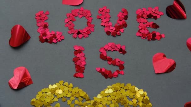 Rakkaus on keltainen sydän harmaalla pohjalla punaisena Ystävänpäivänä - Materiaali, video