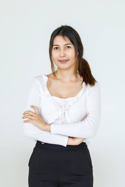 Retrato Asiático bela mulher vestindo camisa casual de pé cruzados braços sorrindo olhar para a câmera no fundo branco, espaço em branco cópia com isolado - Foto, Imagem