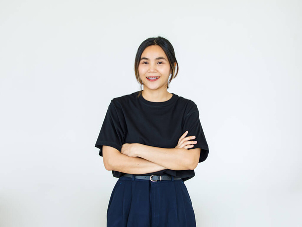 Портрет азиатской красивой женщины в повседневной рубашке стоя скрещенные руки улыбаясь посмотрите на камеру на белом фоне, пустое пространство копирования с изолированным - Фото, изображение