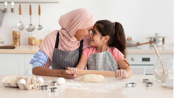 Αραβική οικογένεια μαμά και το παιδί δεσίματος, ενώ ψήσιμο στην κουζίνα - Φωτογραφία, εικόνα