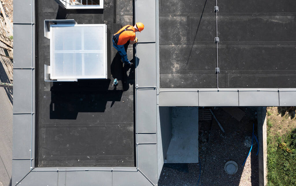 Lightning εγκατάσταση ράβδων προστασίας στην κορυφή ενός κτιρίου. Επαγγελματική Εγκατάσταση Τελειώματος Εργαζομένων.  - Φωτογραφία, εικόνα
