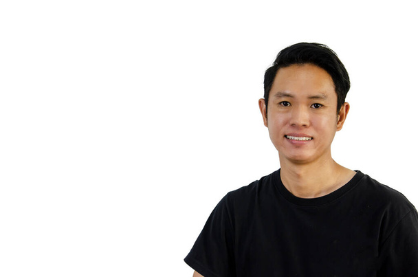 asiático hombre vistiendo negro camiseta sonriendo mostrando dientes en blanco fondo. - Foto, Imagen