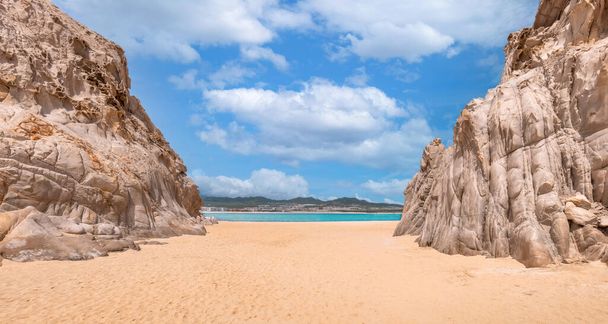 Мексика, Живописный туристический пляж Playa Amantes, пляж Lovers Beach известный как Playa Del Amor, расположенный рядом со знаменитой аркой Кабо Сан Лукас в штате Нижняя Калифорния - Фото, изображение