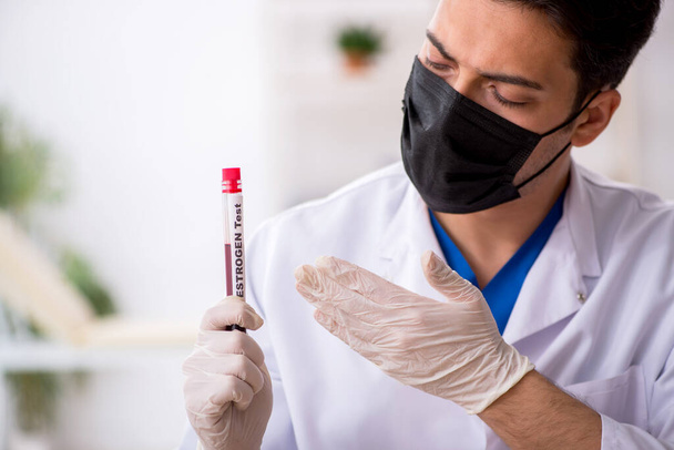 Jovem bioquímico masculino testando amostras de sangue - Foto, Imagem
